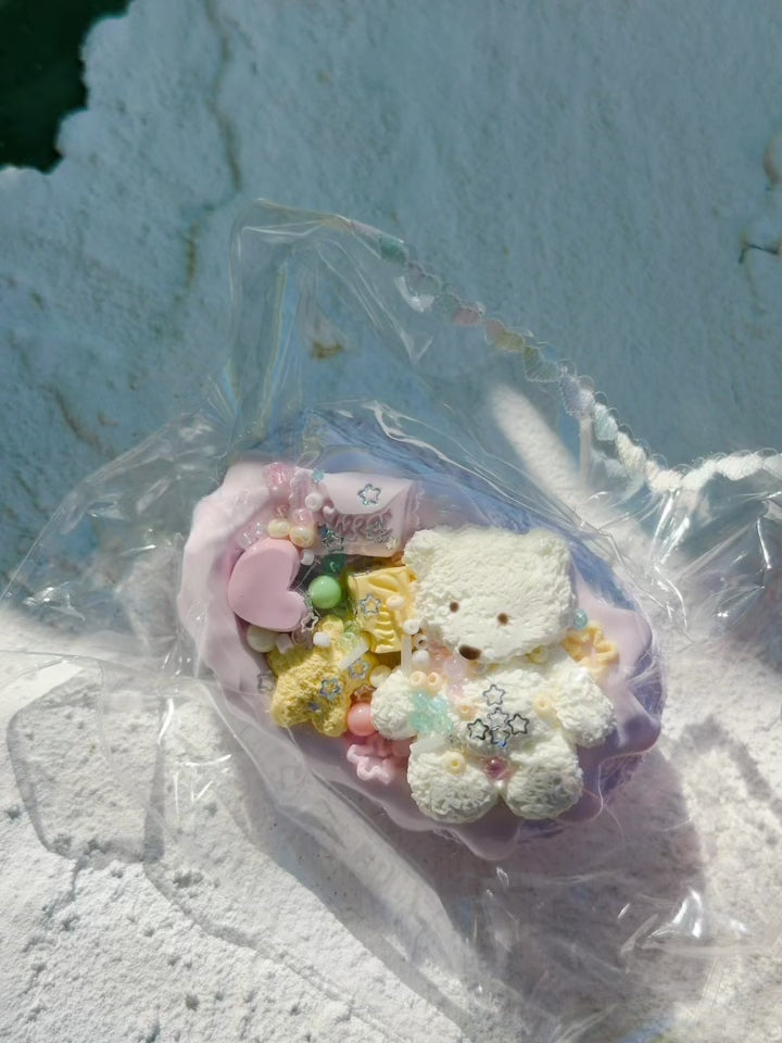 Squeezing the Wonder Village bear bun squishy