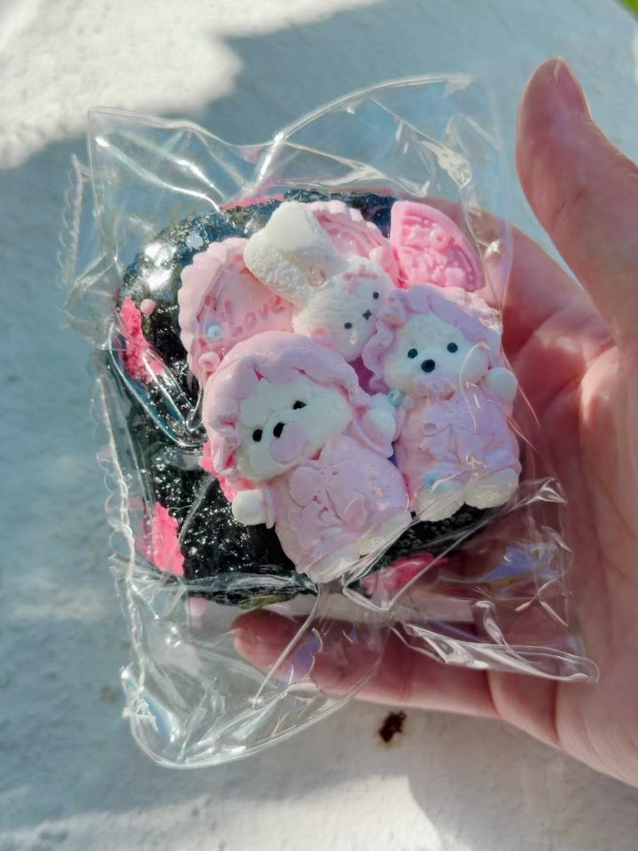 Squeezing the Wonder Village black pink bear squishy